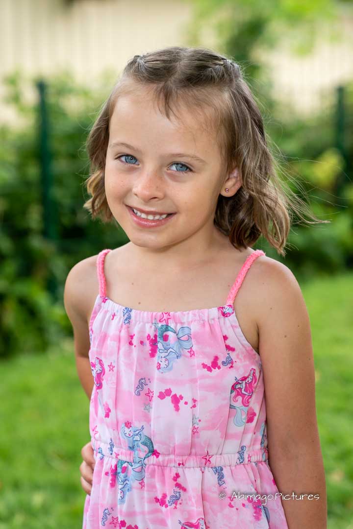 Kindergartenfotograf Portraitfoto blondes Mädchen