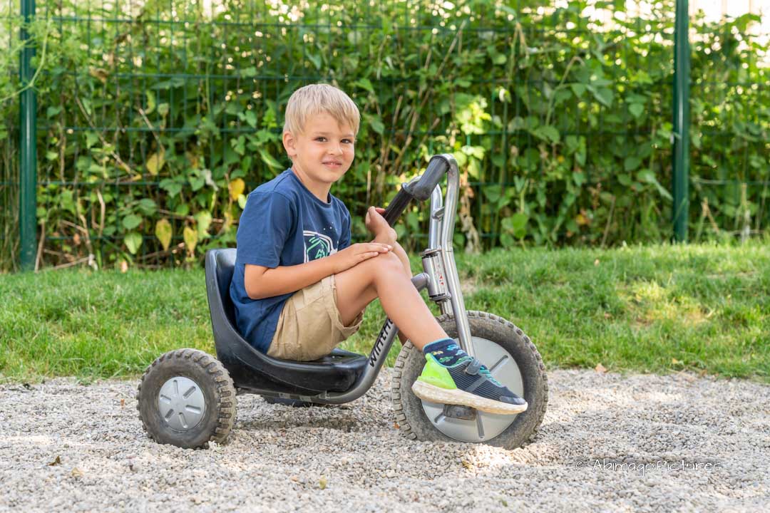 Kinderfoto vom Junge auf Dreirad