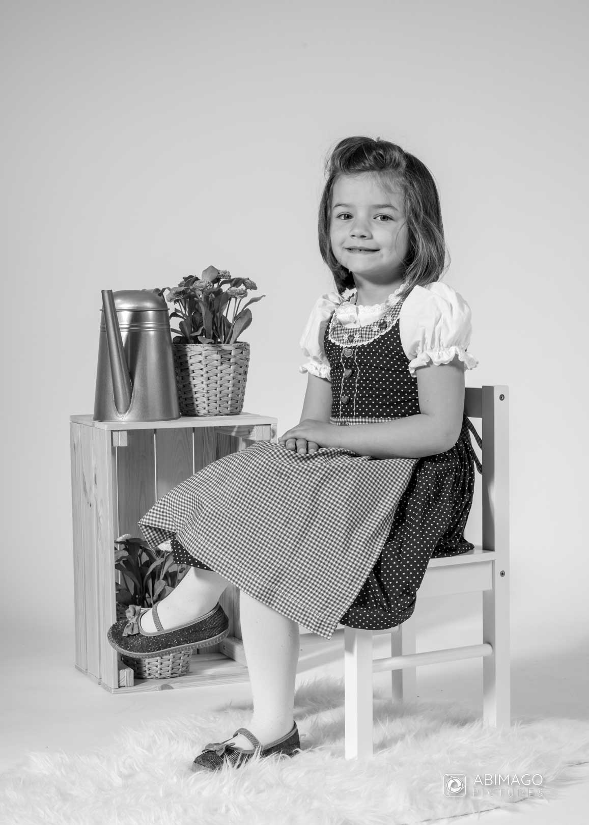 Mädchen fotografiert im Studio schwarz-weiß