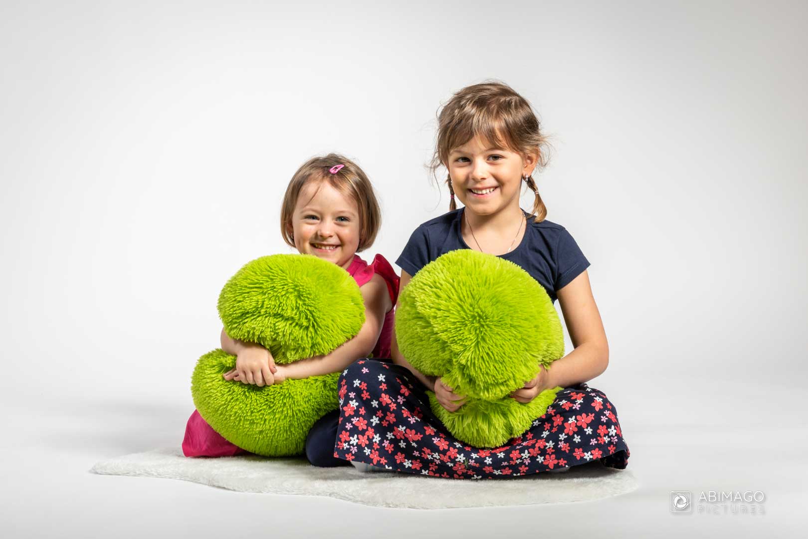 Zwei kleine Mädchen Schwestern-Fotoshooting