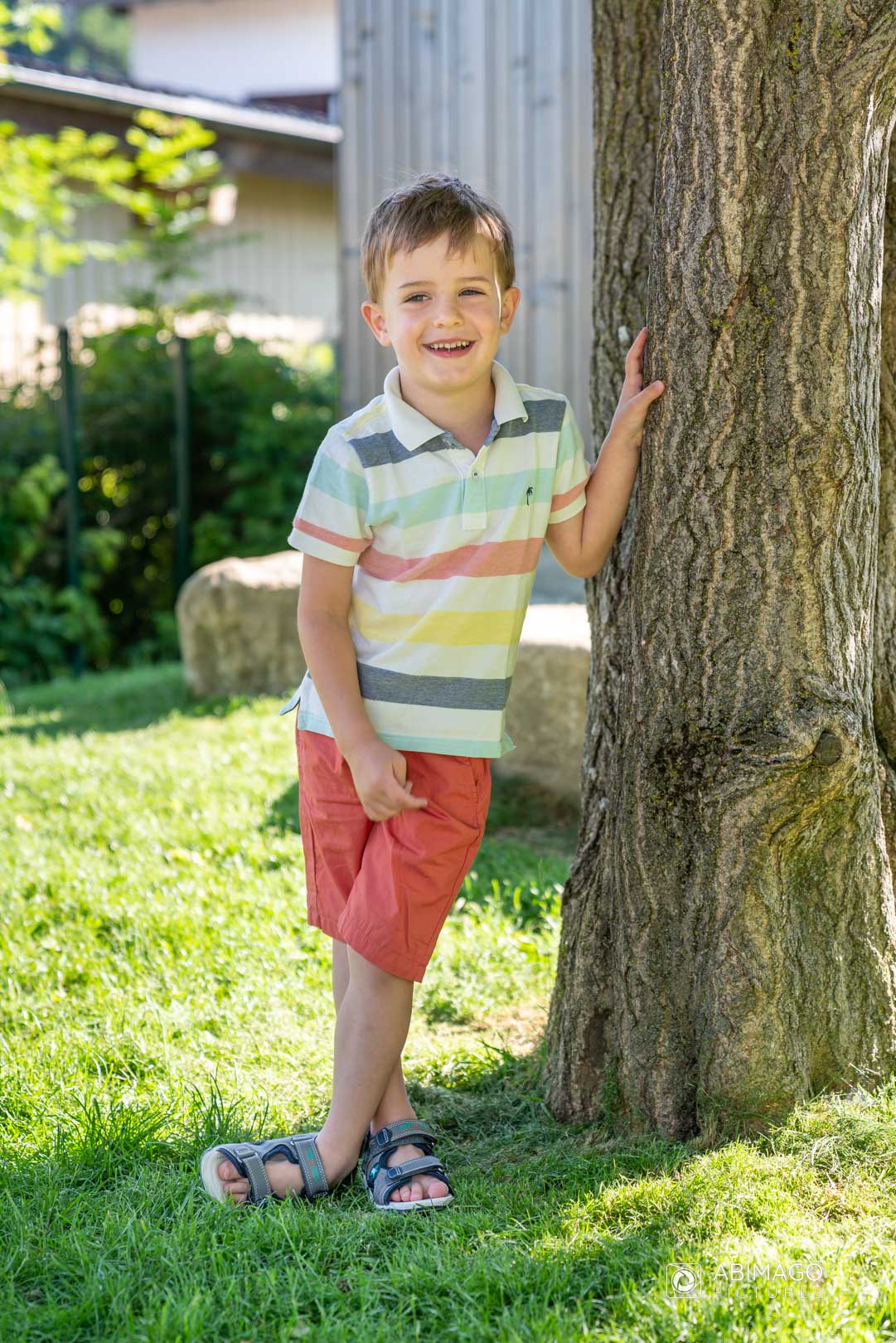 Kindergartenfotograf Junge beim Baum