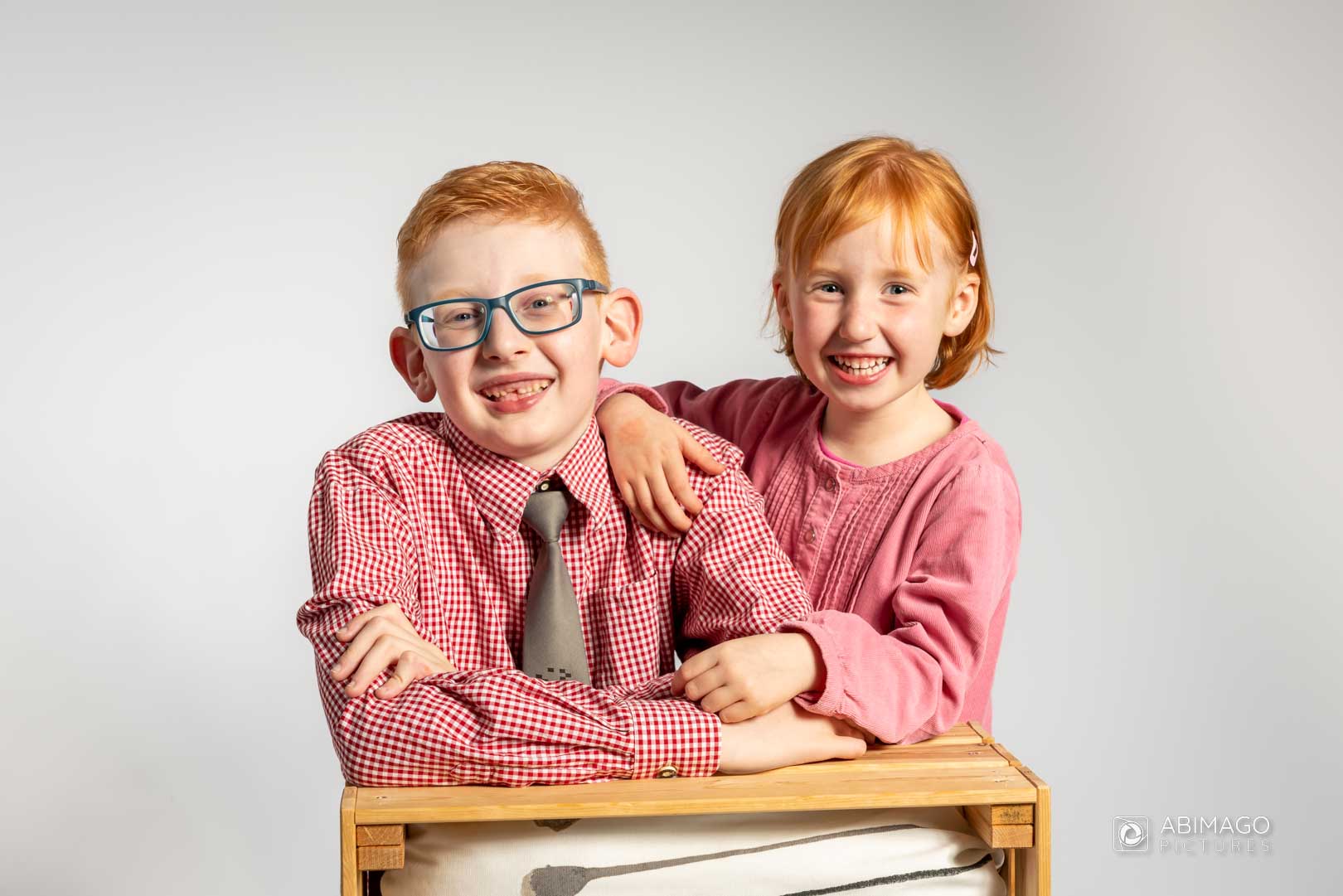 Zwei Kinder fotografiert im Studio Geschwister-Fotoshooting
